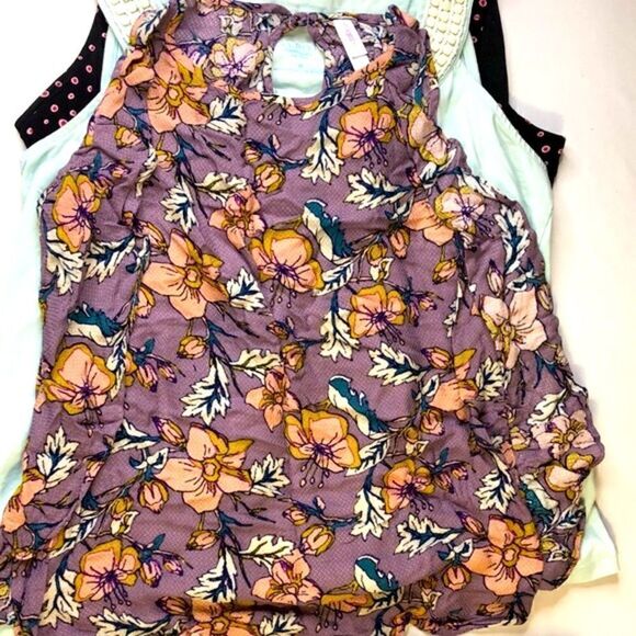 💜 8-Pack Women’s Tops XS–M | Mixed Brands | Great for Resale or Everyday Wear - Picture 6 of 16